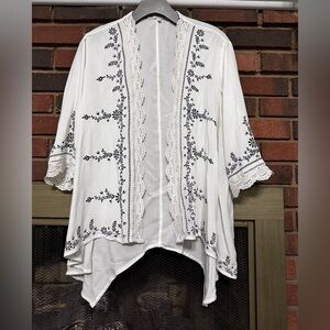 🛍️ Jolt open front lace trimmed blouse. Like new condition.